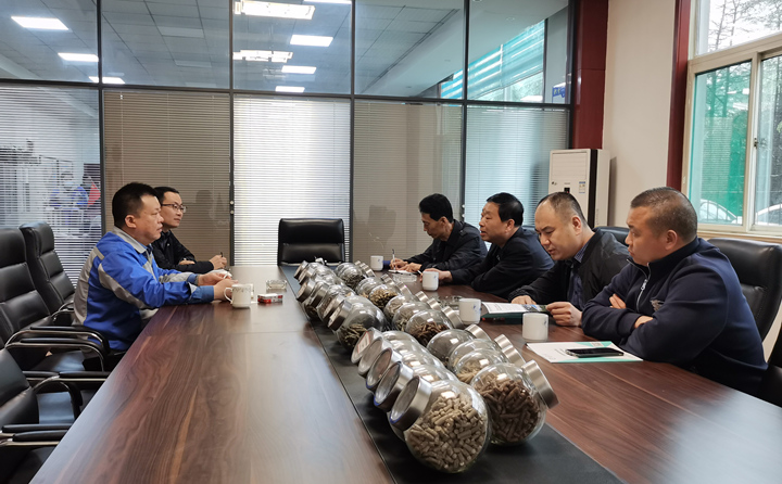與集團(tuán)總經(jīng)理孫寧波及部門負(fù)責(zé)人座談，就項目建設(shè)、環(huán)境影響、補貼政策等內(nèi)容進(jìn)行了探討交流